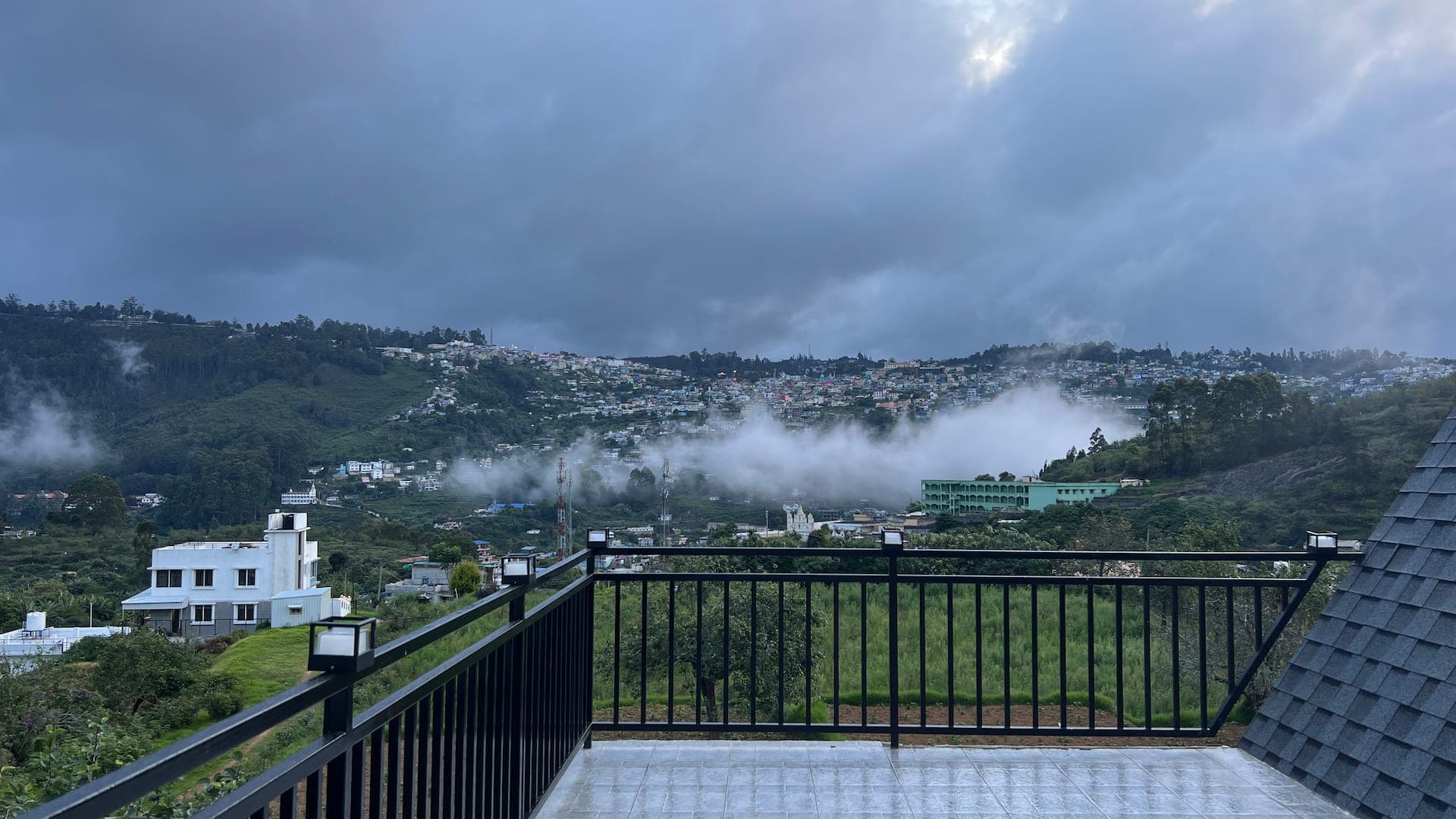 Misty hills, endless valley